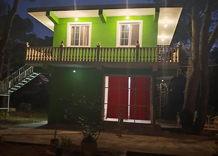 אכסניה Vjosa River *